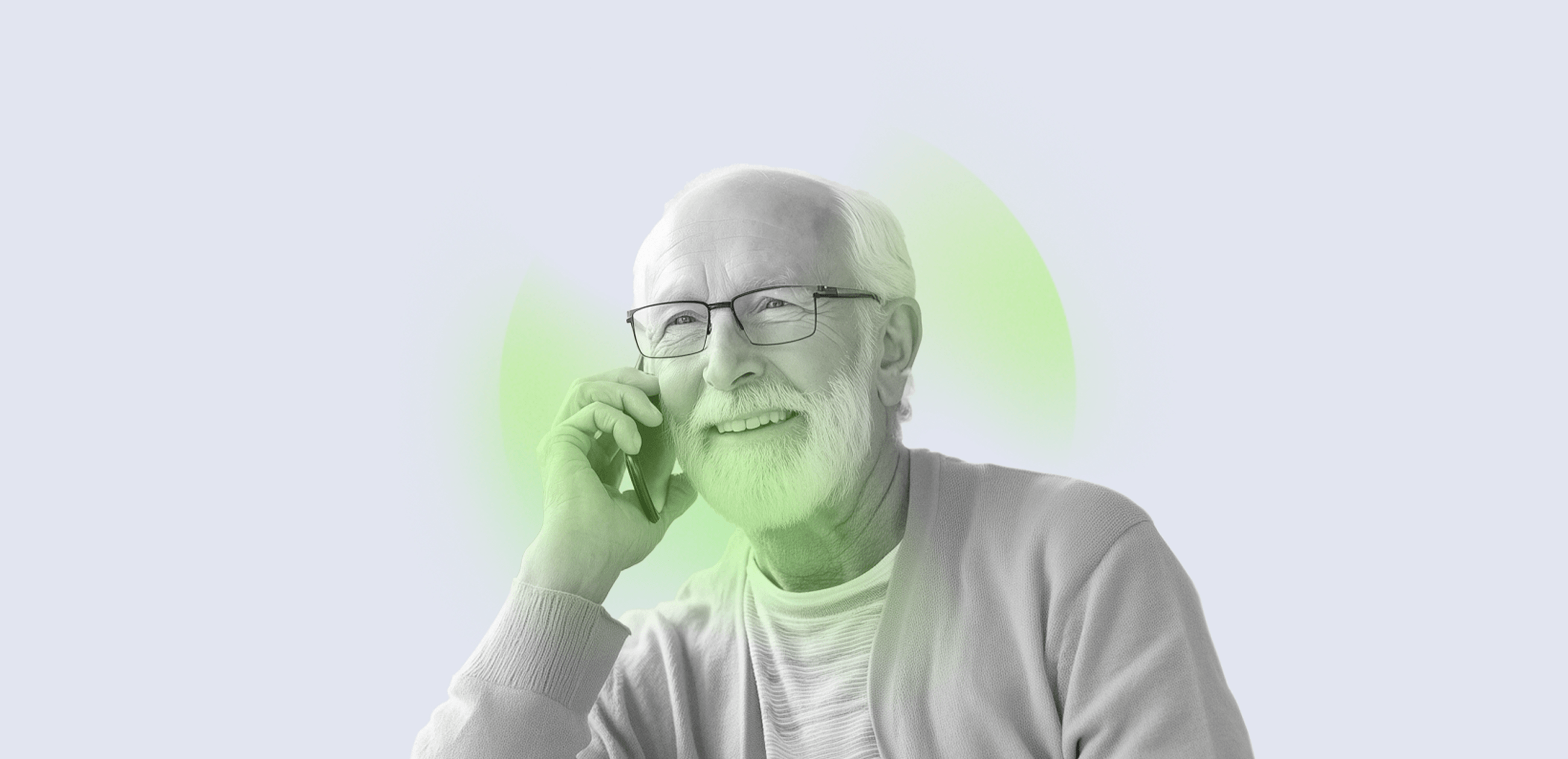Ein älterer Mann telefoniert und lächelt.